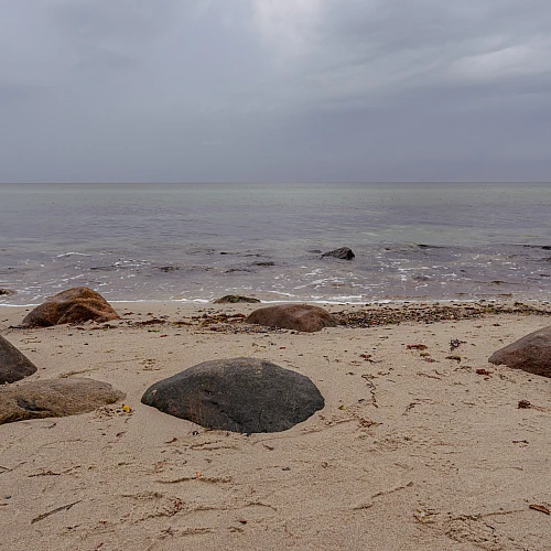 Blick auf das düstere Meer