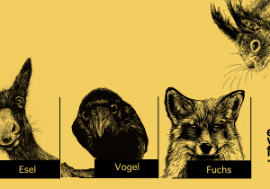 Auf gelbem Hintergrund sind die Zeichnungen von drei Köpfen zu sehen: ein Esel, eine Krähe, ein Fuchs. In schwarzem Rahmen steht jeweils daneben: Esel, Vogel, Fuchs. Daneben befindet sich das schwarze Logo. Von der rechten oberen Ecke schaut ein Eichhörnchen herab.