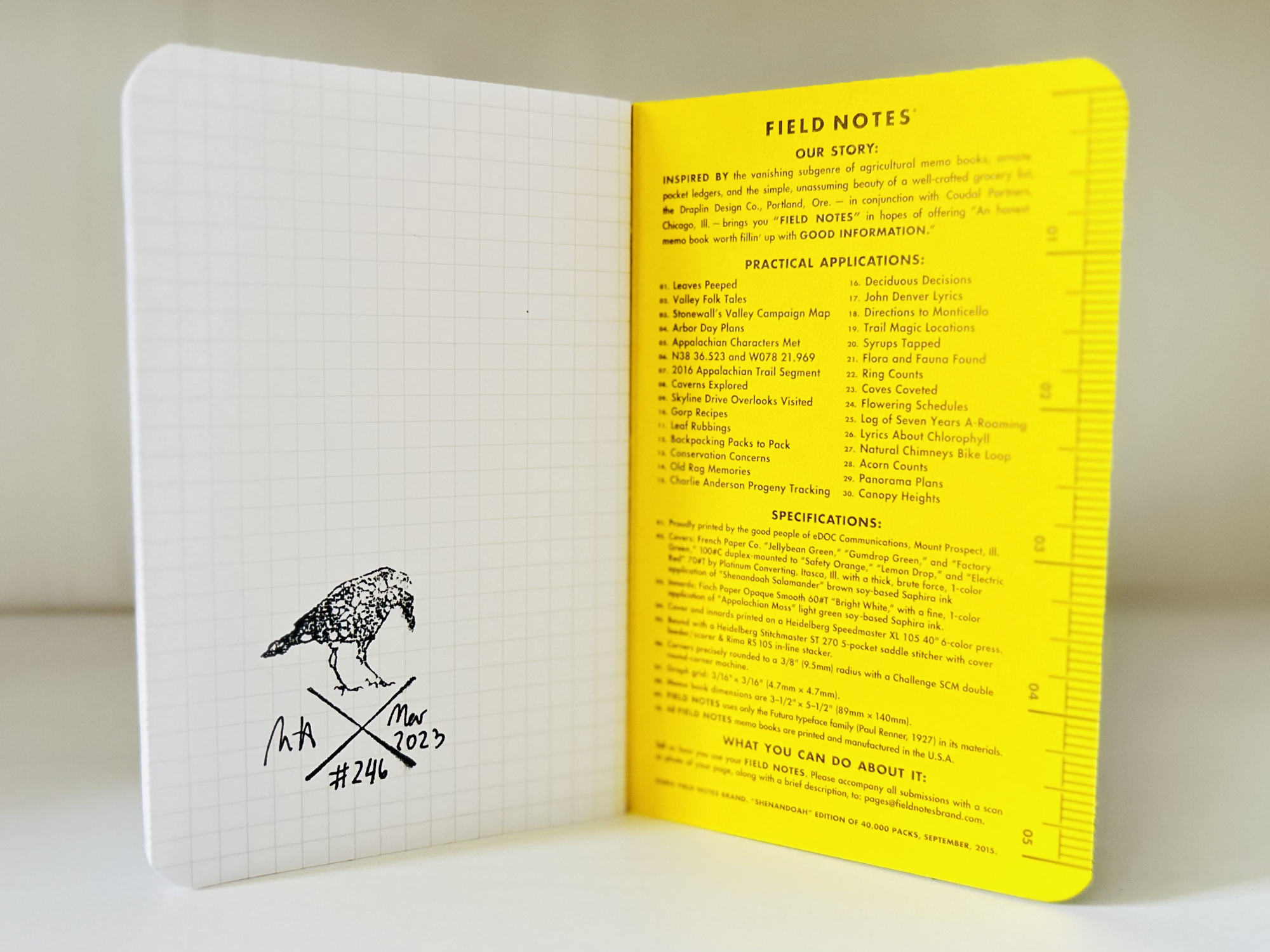 Das ausgeklappte Heft zeigt links den Stempel mit Nummer und Datum