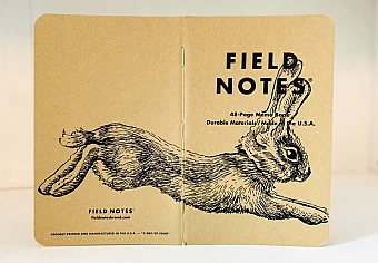 Aufgeklapptes Field Notes Heft. Auf dem Rücken die Illustration eines von links nach rechts springenden Hasen.