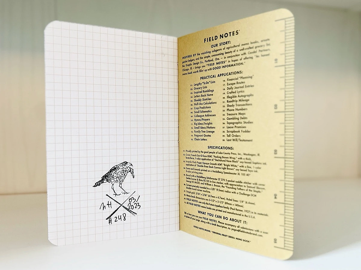 Aufgeklapptes Field Notes Heft. Links ist auf kariertem Papier der Stempel zu sehen.
