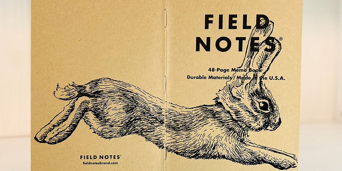 Aufgeklapptes Field Notes Heft. Auf dem Rücken die Illustration eines von links nach rechts springenden Hasen.