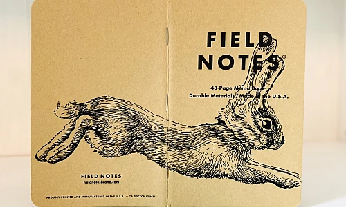 Aufgeklapptes Field Notes Heft. Auf dem Rücken die Illustration eines von links nach rechts springenden Hasen.