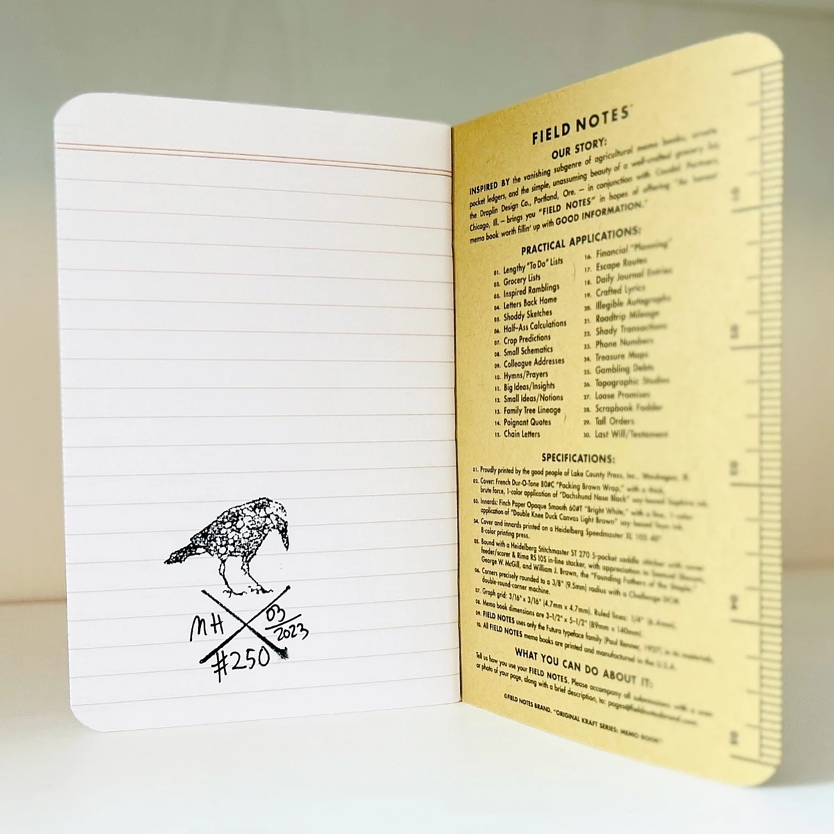 Das aufgeklappte, aufrecht stehende Heft, auf dessen liniertem Papier der Stempel zu sehen ist.