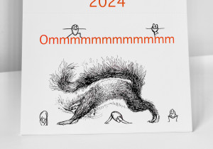 Der Kalender Ommmmmmmmmmmm - Yoga für Eichhörnchen & ähnlich veranlagte Menschen - Postkartenkalender 2024  steht aufgeklappt auf einer weißen Fläche. Auf dem Cover ist ein Eichhörnchen zu sehen, das die Position des herabschauenden Hundes praktiziert.  Fünf Haselnüsse praktizieren ebenfalls Yoga.