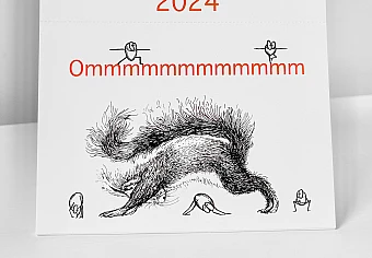 Der Kalender Ommmmmmmmmmmm - Yoga für Eichhörnchen & ähnlich veranlagte Menschen - Postkartenkalender 2024  steht aufgeklappt auf einer weißen Fläche. Auf dem Cover ist ein Eichhörnchen zu sehen, das die Position des herabschauenden Hundes praktiziert.  Fünf Haselnüsse praktizieren ebenfalls Yoga.