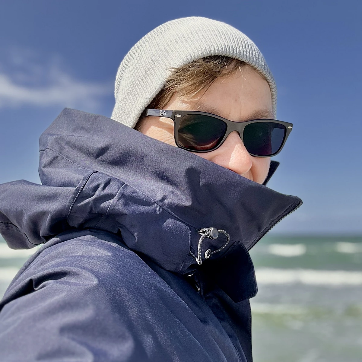 Standkörbe auf Sandstrand bei blauem Himmel im Sonnenschein