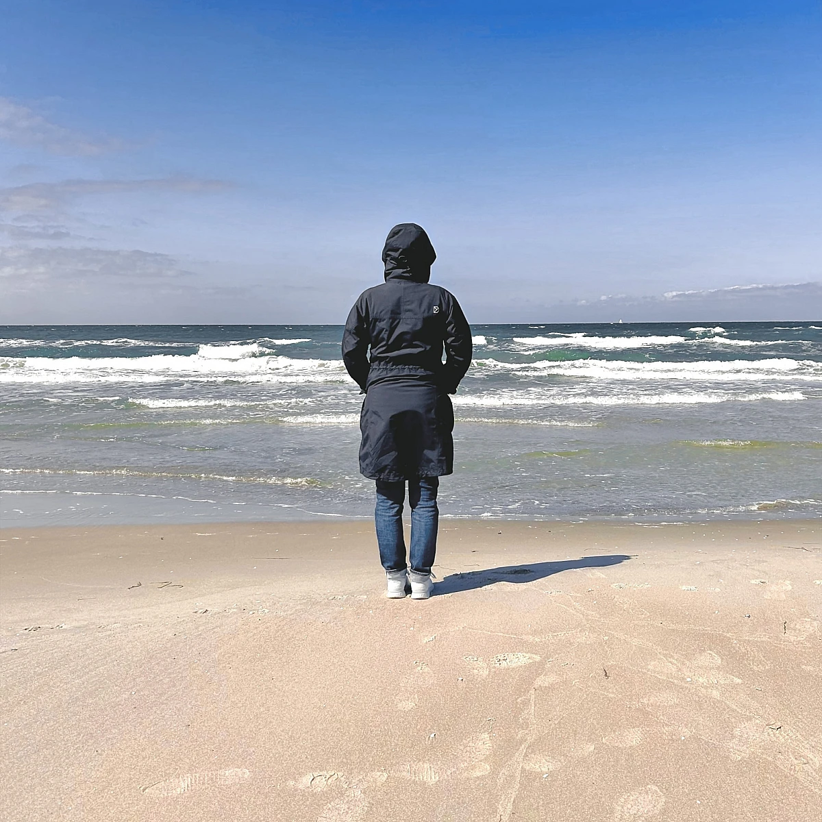Standkörbe auf Sandstrand bei blauem Himmel im Sonnenschein