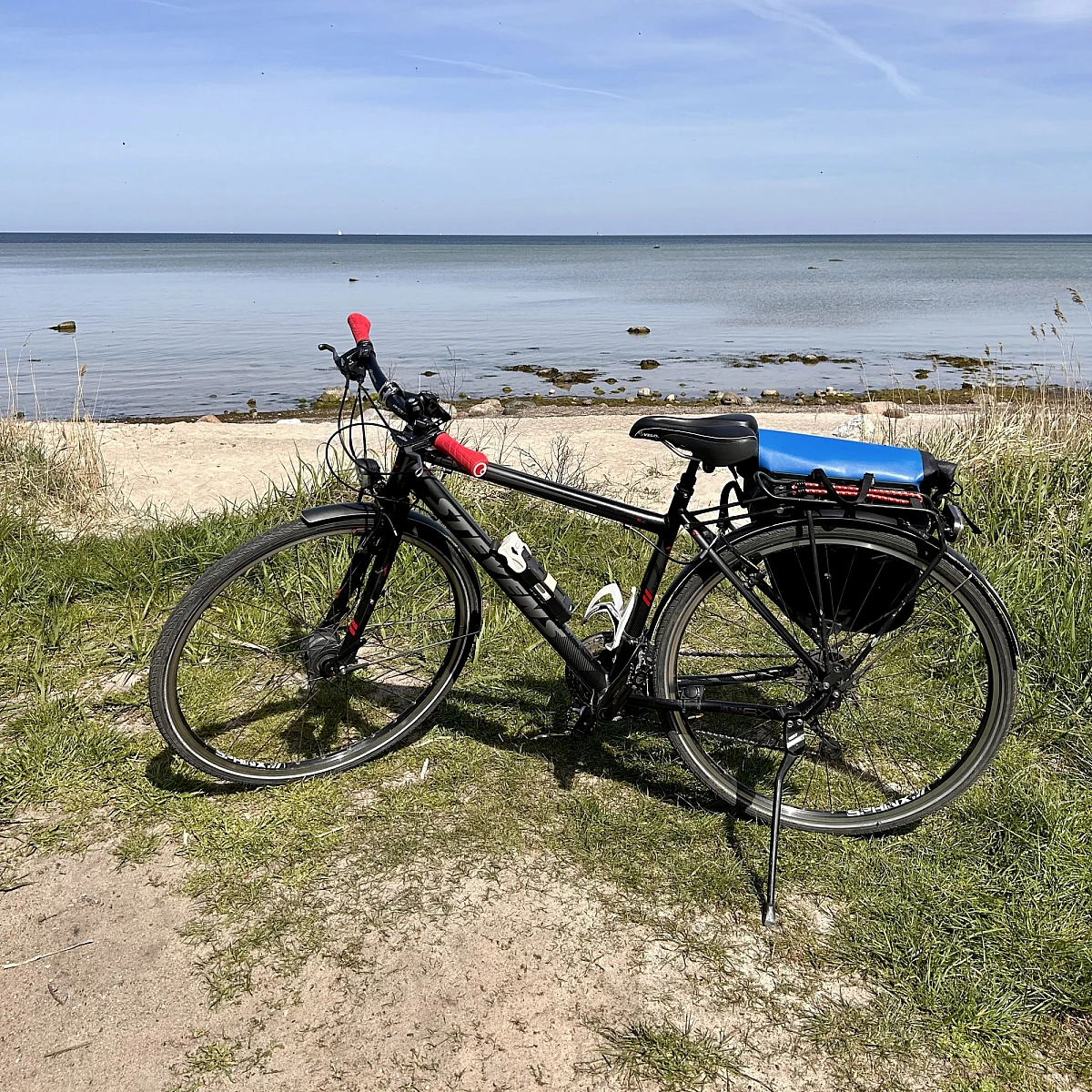 Standkörbe auf Sandstrand bei blauem Himmel im Sonnenschein