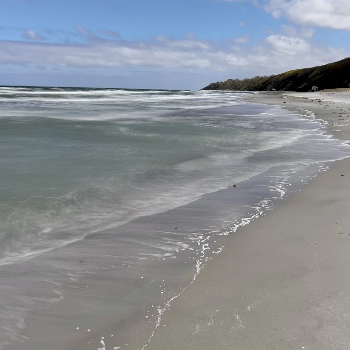Standkörbe auf Sandstrand bei blauem Himmel im Sonnenschein