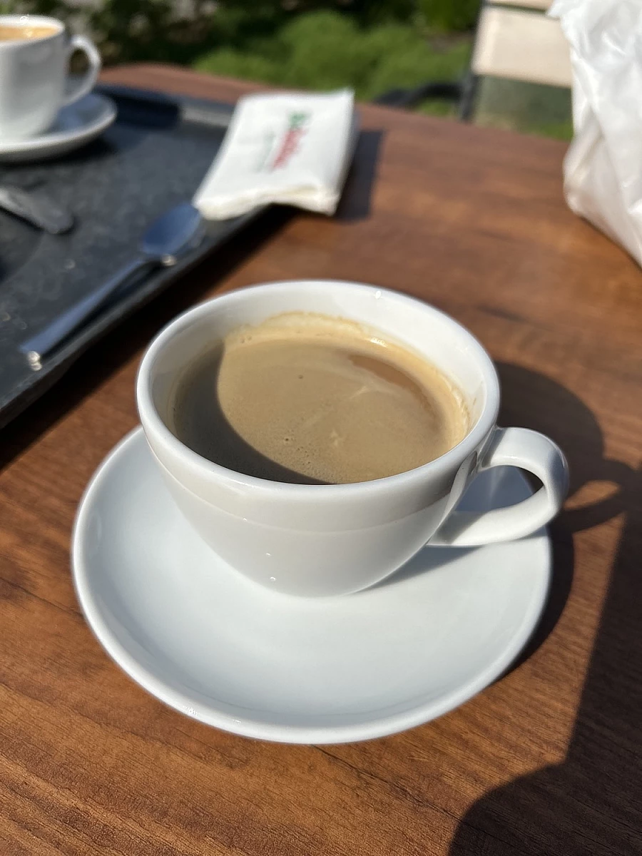 Eine Tasse Kaffee auf einem Tisch