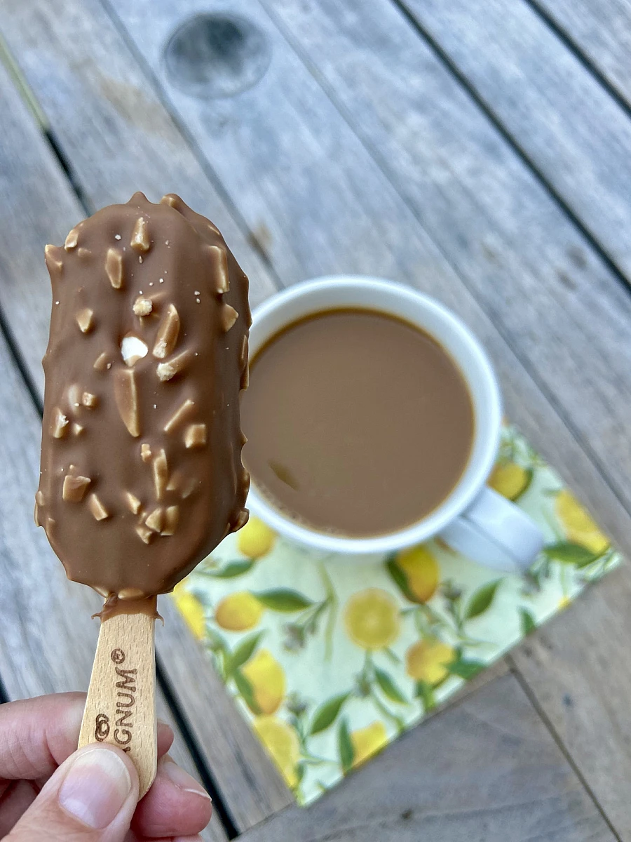 Foto einer Kaffeetasse, die auf einem Holztisch steht