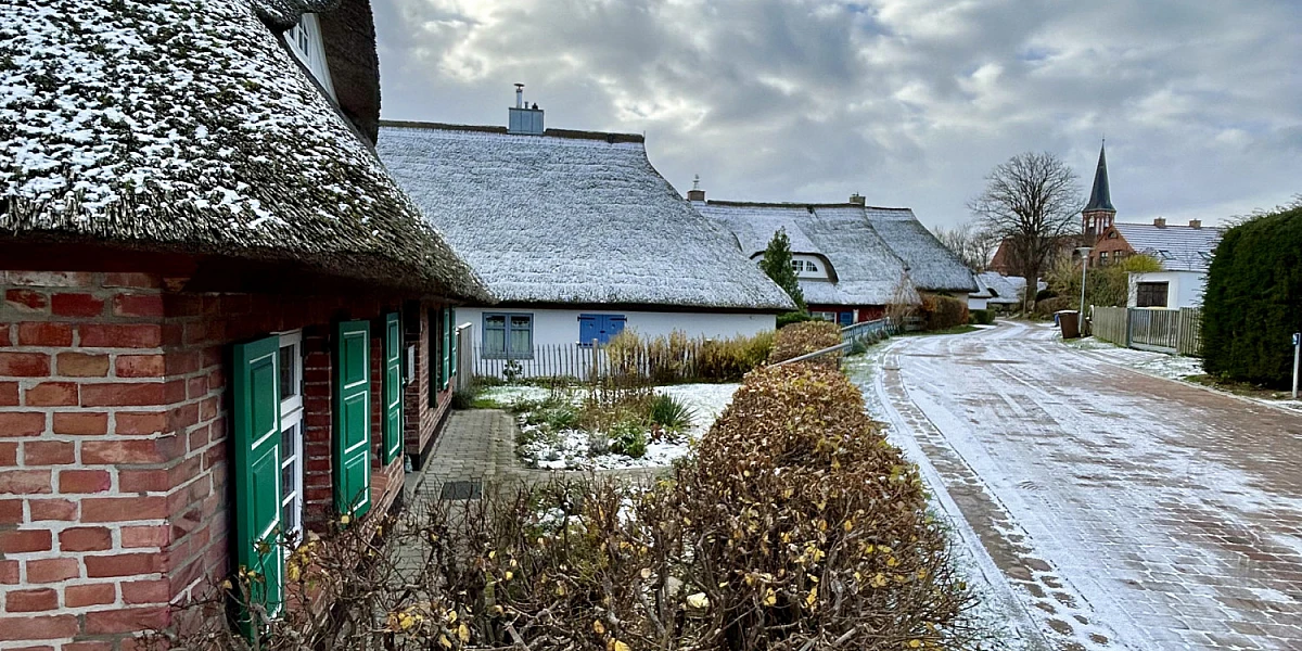 Blick auf verschneite Häuser in Wustrow