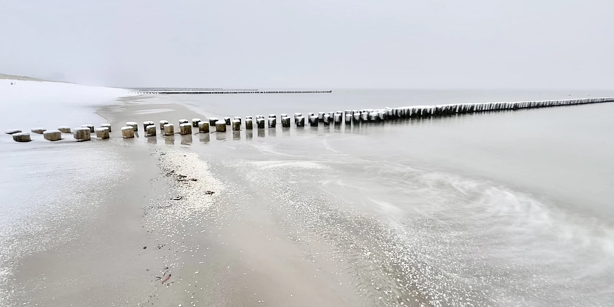 Blick auf den verschneiten Strand von Ahrenshoop