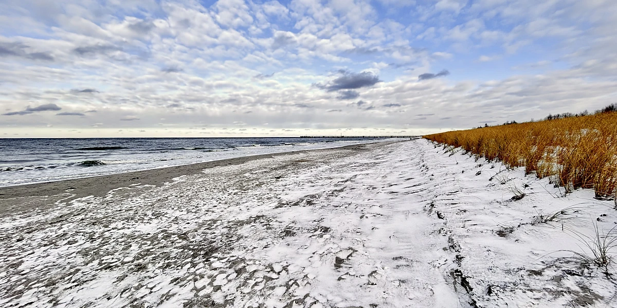 Blick auf den verschneiten Strand von Dierhagen