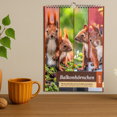 KI generierte Szene: Auf einer Holzunterlage stehen zwei Vasen mit Blumen. Des Weiteren dort vorhanden sind eine Tasse und drei Walnüsse. An einer getönten Wand hängt der Balkonhörnchen-Kalender.