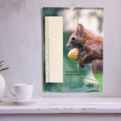 Illustration: Auf einem Tisch stehen Pflanzen und eine Tasse. An der Wand hängt der Kalender.
