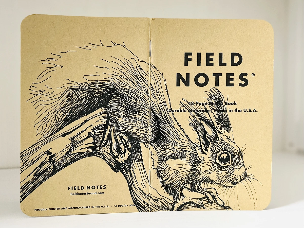 Aufgeklapptes Field Notes Heft. Auf dem Rücken die Illustration eines von links nach rechts springenden Hasen.