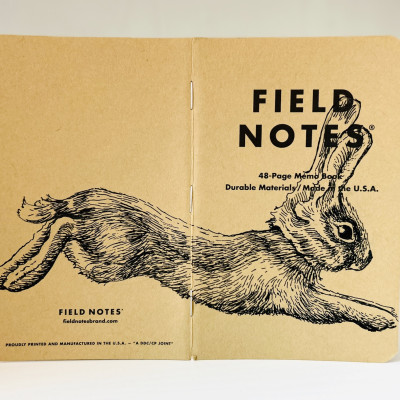 Aufgeklapptes Field Notes Heft. Auf dem Rücken die Illustration eines von links nach rechts springenden Hasen.