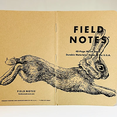Aufgeklapptes Field Notes Heft. Auf dem Rücken die Illustration eines von links nach rechts springenden Hasen.
