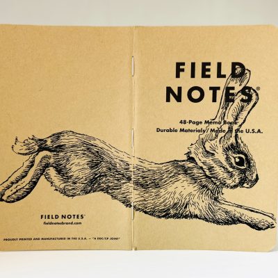 Aufgeklapptes Field Notes Heft. Auf dem Rücken die Illustration eines von links nach rechts springenden Hasen.