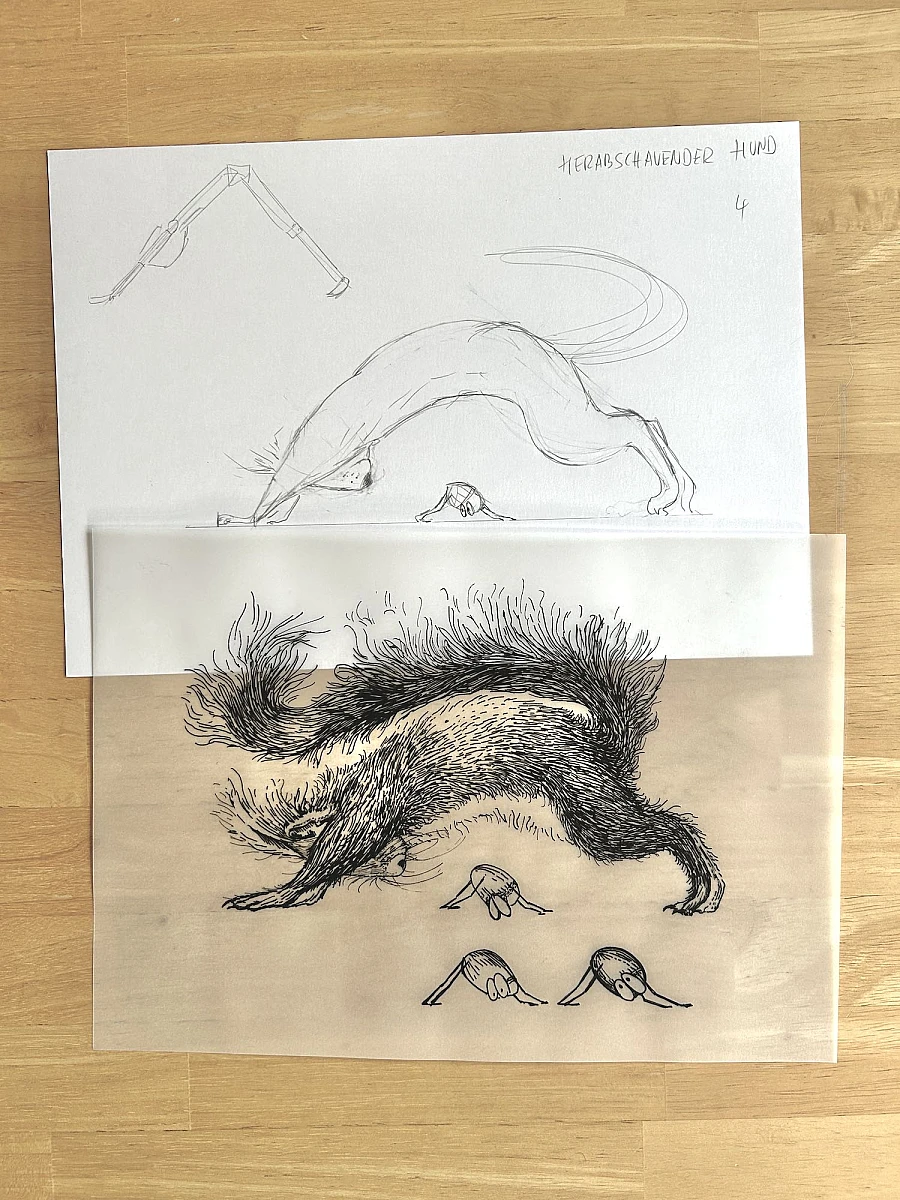Vier Blätter Transparentpapier mit Tintezeichnungen liegen übereinander auf einem Holztisch. Links oben ein Hahnemühle Entwurfsblock.