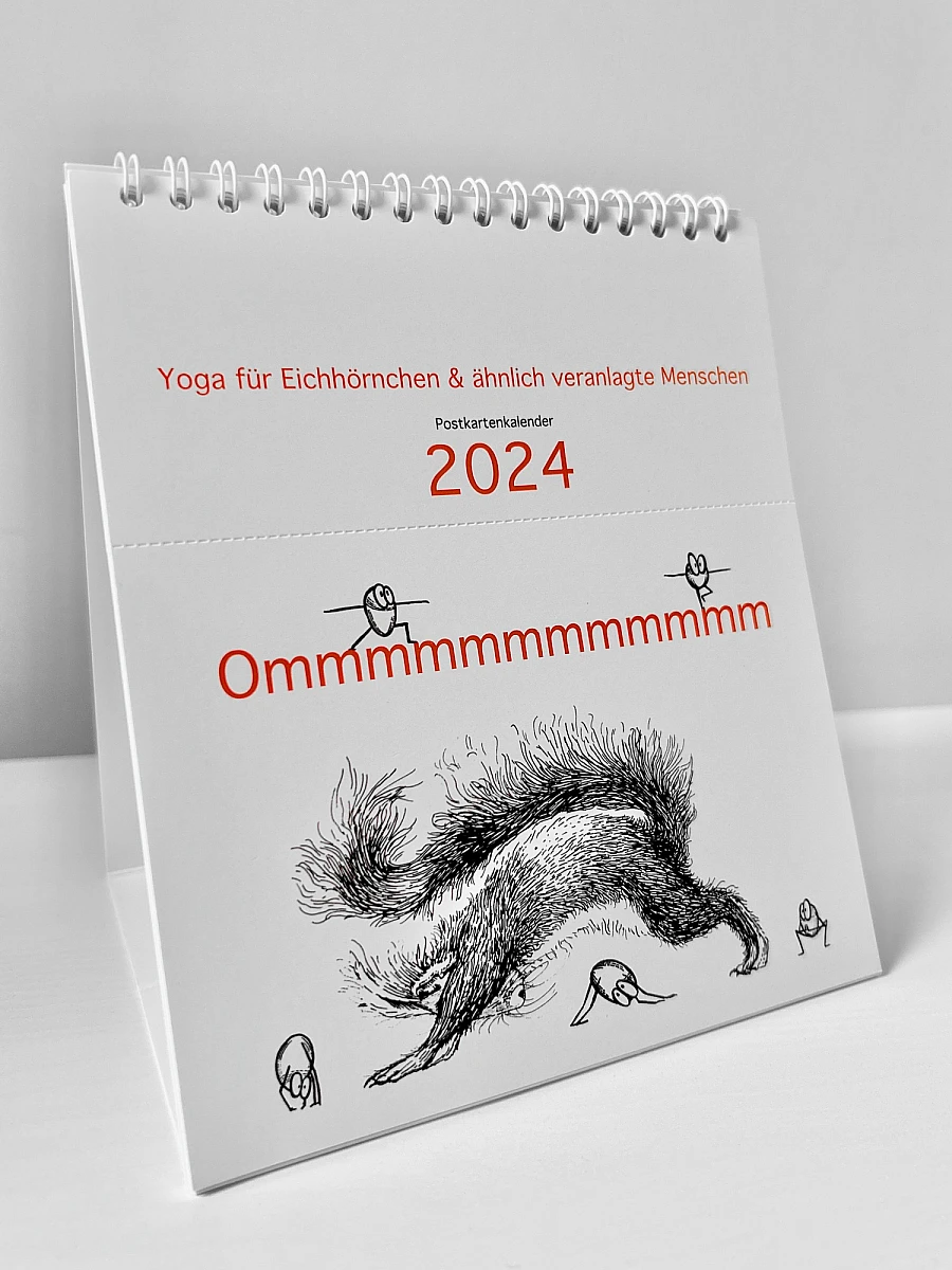 Der Kalender Ommmmmmmmmmmm - Yoga für Eichhörnchen & ähnlich veranlagte Menschen - Postkartenkalender 2024  steht seitlich aufgeklappt auf einer weißen Fläche. Auf dem Cover ist ein Eichhörnchen zu sehen, das die Position des herabschauenden Hundes praktiziert.  Fünf Haselnüsse praktizieren ebenfalls Yoga.