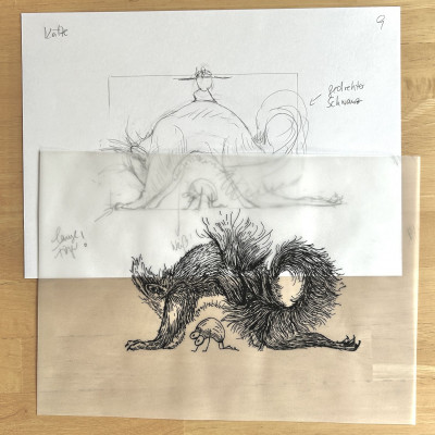 Die Bleistift-Zeichnung eines Eichhörnchens auf einem weißen Blatt und darüber die Tinte-Zeichnung auf Transparentpapier. Beides liegt auf einem Holztisch.