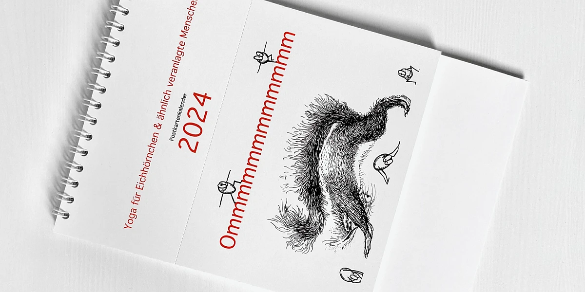 Der Kalender Ommmmmmmmmmmm  liegt flach und diagonal auf einer weißen Fläche. Auf dem Cover ist ein Eichhörnchen zu sehen, das die Position des herabschauenden Hundes praktiziert.  Fünf Haselnüsse praktizieren ebenfalls Yoga.