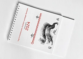 Der Kalender Ommmmmmmmmmmm  liegt flach und diagonal auf einer weißen Fläche. Auf dem Cover ist ein Eichhörnchen zu sehen, das die Position des herabschauenden Hundes praktiziert.  Fünf Haselnüsse praktizieren ebenfalls Yoga.