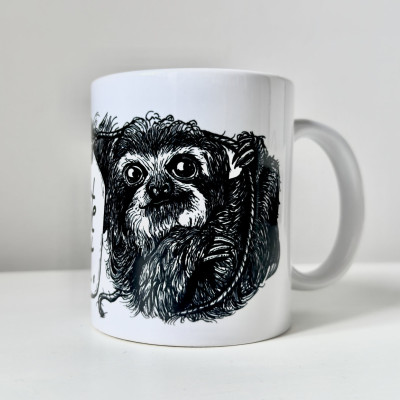Eine Keramiktasse mit Henkel nach links. Zu sehen ist die schwarze Zeichnung eines Faultiers.