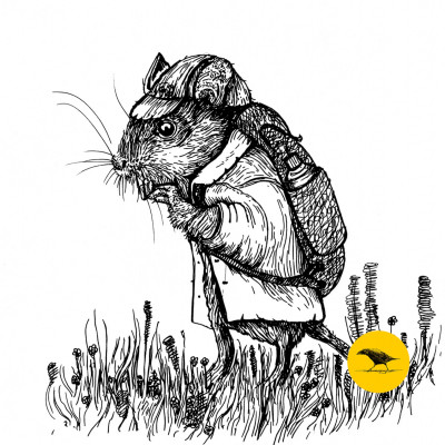 Schwarzweisse Tintezeichnung einer Maus mit Mütze, Wanderstock und Rucksack